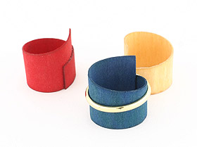 Gold ring with 3 interchangeable wooden rin